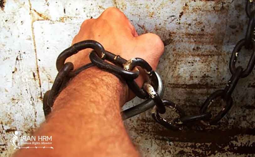 به رنجیر کشیدن یک زندانی برای ساعتها به میله پرچم زندان توسط مسئولین زندان