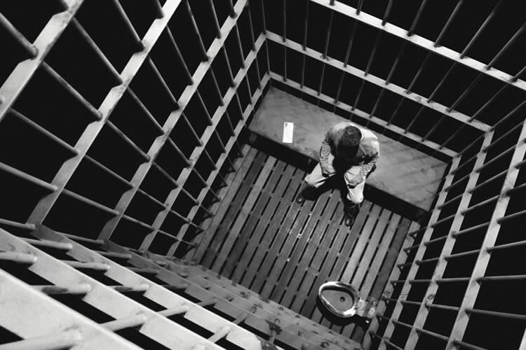 ضرب و شتم یک زندانی کرد