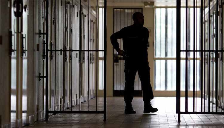 ضرب و شتم دو زندانی جوان در زندان