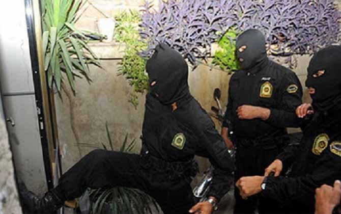 نیروهای امنیتی ۵۲ دختر و پسر را به دلیل شرکت در مهمانی بازداشت کردند