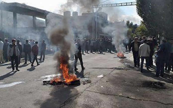 اعتراض کارگران کارخانه آذرآب اراک به خشونت کشیده شد