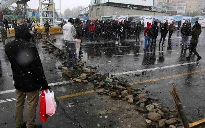 حمایت علی خامنه‌ای از افزایش قیمت بنزین و فراخوان به سرکوب تظاهرات