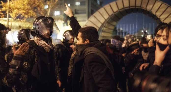 ایران به جای برخورد با مقصران سرنگونی هواپیمای مسافربری با معترضین برخورد می‌کند