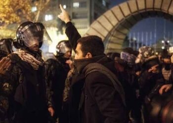 ایران به جای برخورد با مقصران سرنگونی هواپیمای مسافربری با معترضین برخورد می‌کند