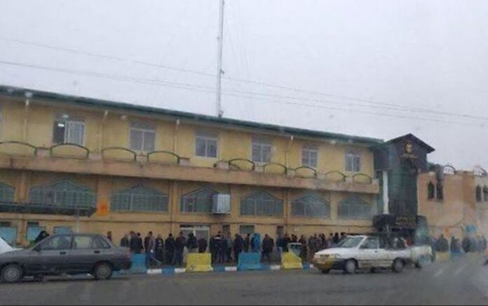 تجمع خانواده‌های‌ زندانیان در مقابل زندان مرکزی ارومیه برای آزادی فرندانشان