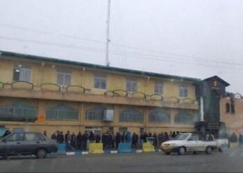 تجمع خانواده‌های‌ زندانیان در مقابل زندان مرکزی ارومیه برای آزادی فرندانشان