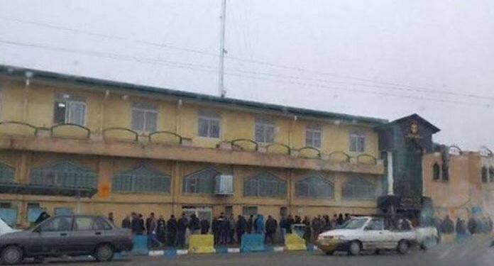 تجمع خانواده‌های‌ زندانیان در مقابل زندان مرکزی ارومیه برای آزادی فرندانشان