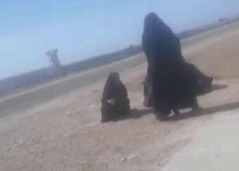 تجمع خانواده‌های زندانیان سیاسی سپیدار و شیبان در مقابل دادگاه اهواز