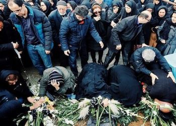خانواده قربانیان هواپیمای اوکراینی برای مصاحبه و اعتراف تلویزیونی زیر فشار می روند